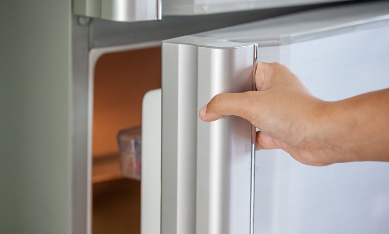 Как перевесить дверь холодильника