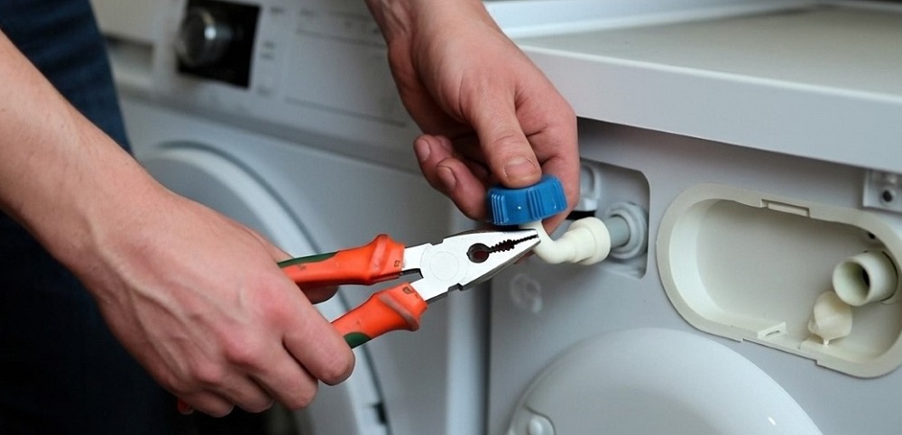 Почему течет вода снизу стиральной машины 