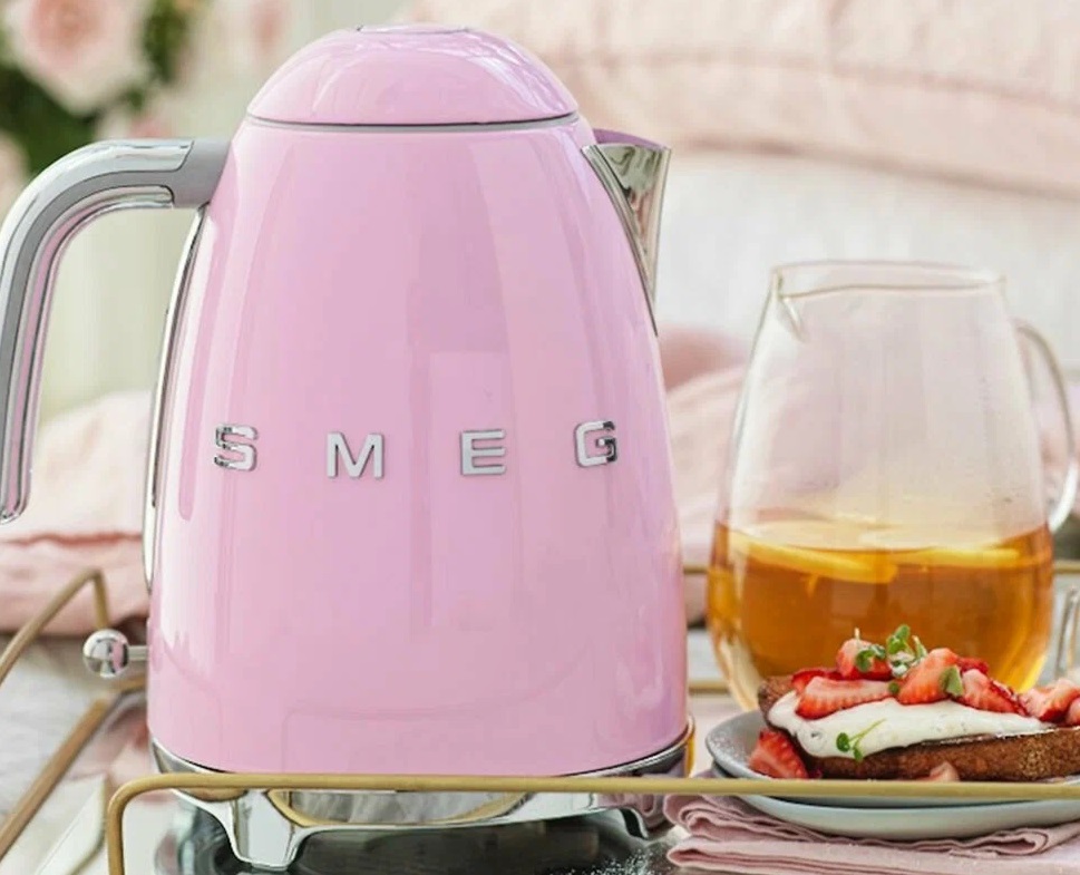 Обзор электрического чайника Smeg KLF03PKEU