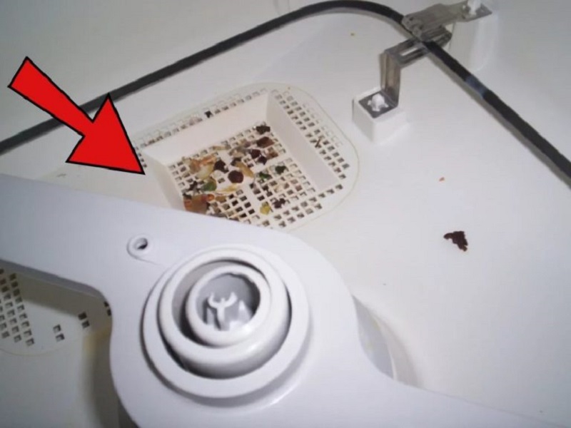 Почему посудомоечная машина не сливает воду и как это исправить