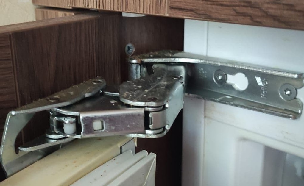 Как перевесить дверь холодильника Bosch 