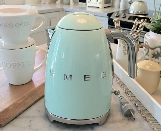 Обзор на электрический чайник Smeg KLF03PGEU