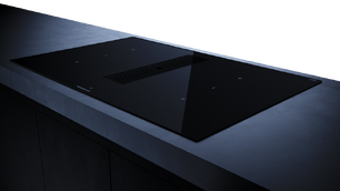 Индукционная варочная панель с вытяжкой Kuppersbusch KMI 8350.0 SR Black Chrome фото 3 в Санкт-Петербурге