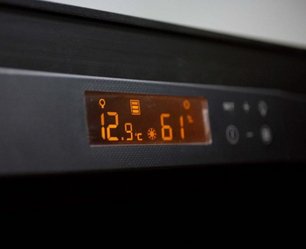 Встраиваемый монотемпературный винный шкаф EuroCave V-059 K-800016-S фото 3 в Санкт-Петербурге