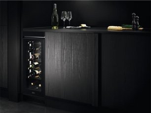 Встраиваемый винный шкаф AEG AWUS018B7B фото 3 в Санкт-Петербурге