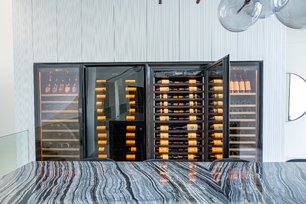 Монотемпературный винный шкаф EuroCave V-ROYALE-L V-10002-L фото 3 в Санкт-Петербурге