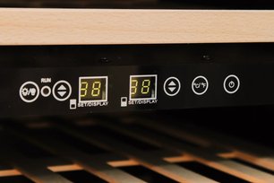 Винный шкаф Dunavox DX-51.150DBK/DP фото 3 в Санкт-Петербурге