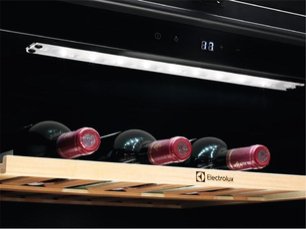 Встраиваемый винный шкаф Электролюкс EWUS052B5B фото 4 в Санкт-Петербурге Встраиваемый винный шкаф Electrolux EWUS052B5B фото 4 в Санкт-Петербурге