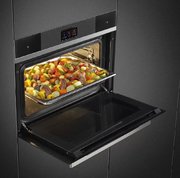 Компактный духовой шкаф с пароваркой Smeg SF4104WVCPN фото 3 в Санкт-Петербурге