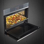 Компактный духовой шкаф с пароваркой Smeg SF4104WVCPS фото 3 в Санкт-Петербурге