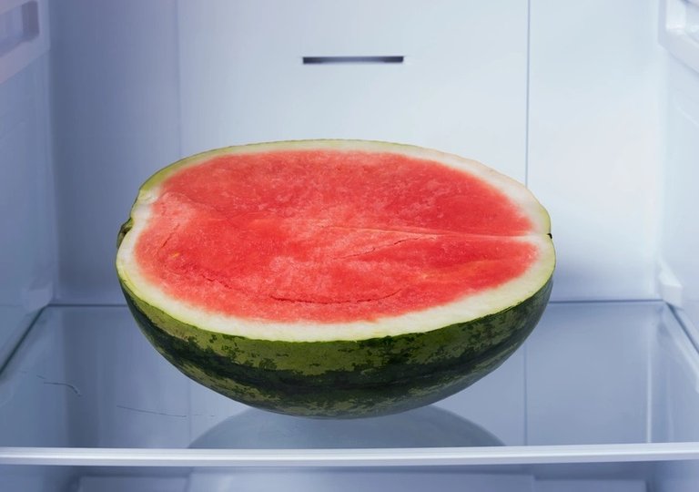 Можно ли, как и сколько хранить арбуз в холодильнике