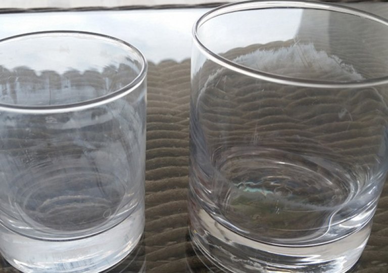 Почему в посудомоечной машине остается белый налет и как его убрать?