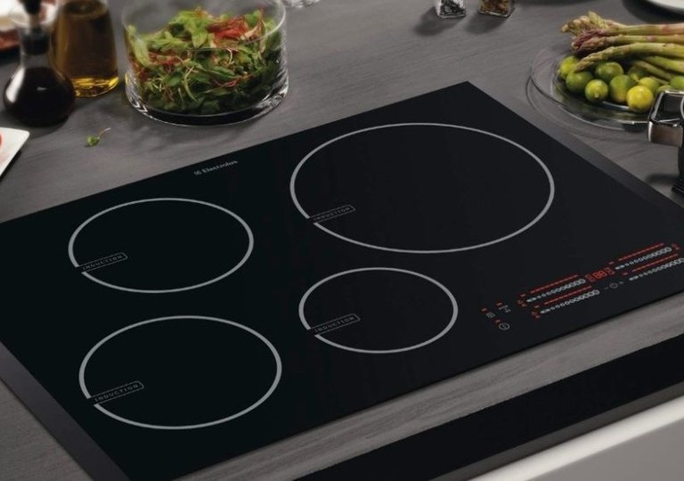 Как включить и выключить электрическую варочную панель