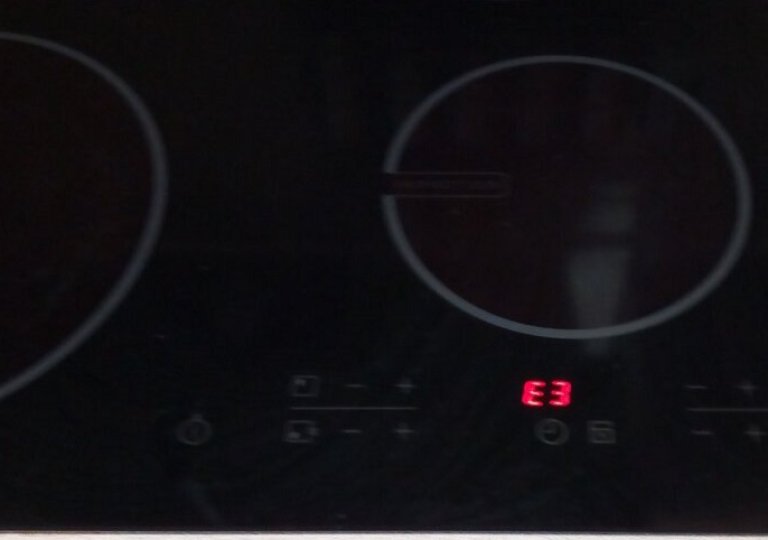Ошибка E3 и E4 индукционной варочной панели: проблемы с напряжением