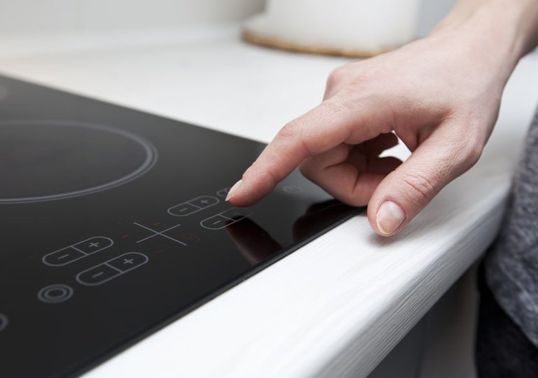 Как включить и выключить индукционную варочную панель