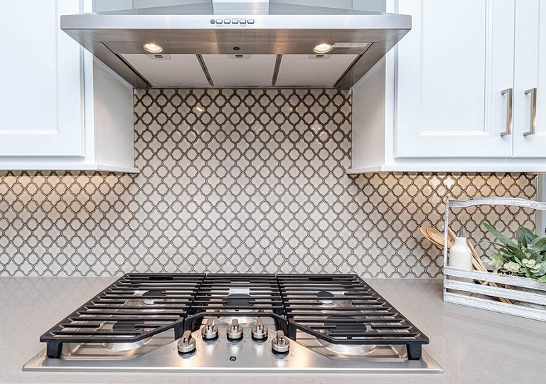 На какой высоте вешать вытяжку