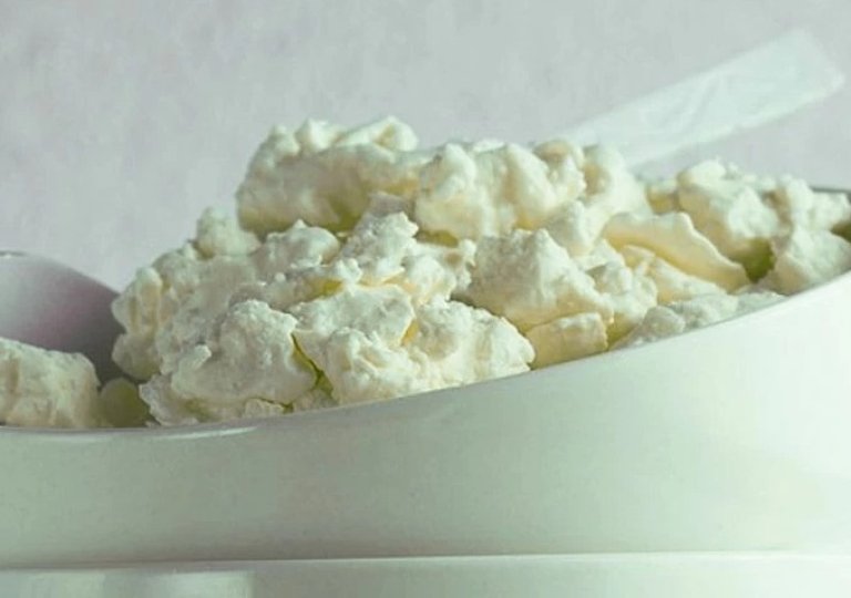 Можно ли, как и сколько хранить творог в холодильнике