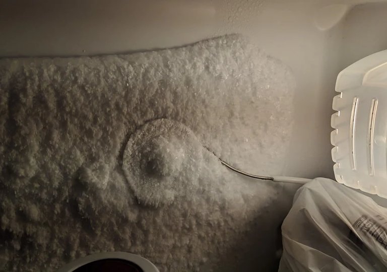 Намерзает лёд на задней стенке холодильника. Что делать?